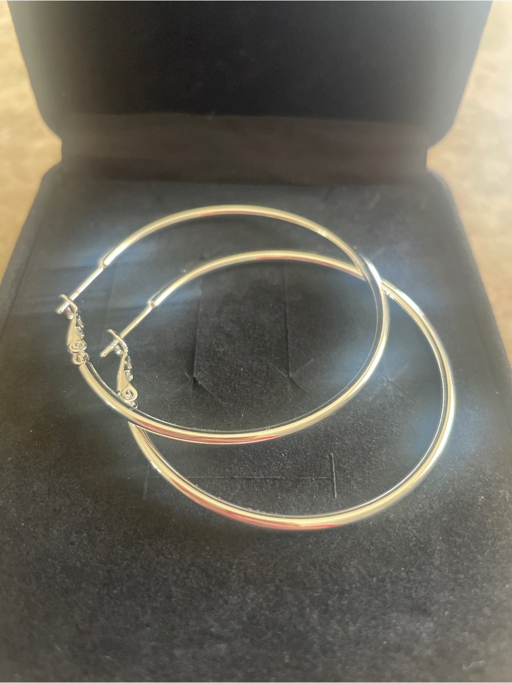 Classic Silver tone Hoop Earrings - Sleek Everyday Style NEW!